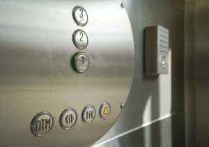 Забота в лифтах о людях с ограниченными возможностями